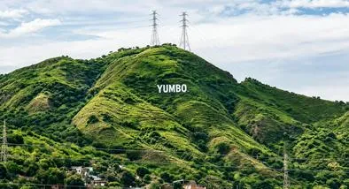 Pueblo colombiano con letrero de Hollywood: turismo Yumbo Valle del Cauca