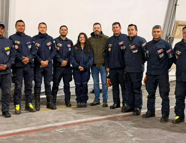 Alcalde Galán recibió como héroes a los Bomberos de Bogotá que llegaron de Venezuela 