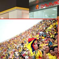 A la izquierda, sucursal de Bancolombia (página web de la entidad); en la derecha, Davivienda (página web de la entidad); en el centro aficionados de la Selección Colombia (Getty  Images) / Fotocomposición de Pulzo