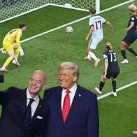 De fondo, Charles De Ketelaere, # 17 de Bélgica, anota el primer gol de su equipo durante el partido de octavos de final de la Copa Mundial de la Fifa ante Estados Unidos en el Seattle Stadium el 6 de julio de 2026. Destacados, Donald Trump, presidente de Estados Unidos, y Gianni Infantino, presidente de la Fifa / Fotocomposición de Pulzo con imágenes de Getty Images
