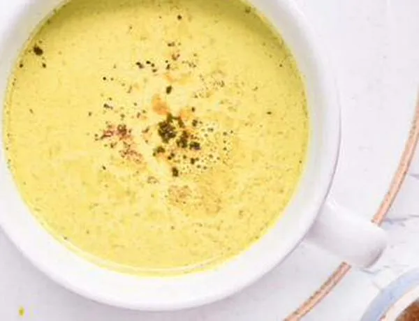 Aprende a preparar un “latte” dorado de cúrcuma y matcha cremoso en solo cinco minutos