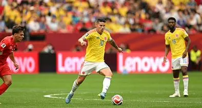 James Rodríguez, el número 10 de Colombia, controla el balón durante el partido de octavos de final de la Copa Mundial de la FIFA 2026 entre Suiza y Colombia en el BC Place de Vancouver el 7 de julio de 2026 en Vancouver, Columbia Británica, Canadá