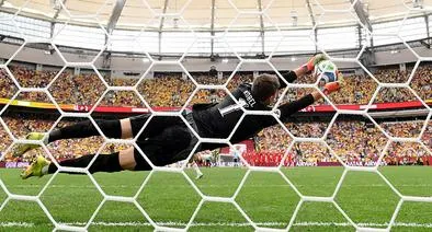 Gregor Kobel, arquero de Suiza, detiene el cuarto penalti de Colombia cobrado por el 'Cucho' Hernández, # 19 de Colombia, en la tanda de penaltis durante el partido de octavos de final de la Copa Mundial de la FIFA 2026 entre Suiza y Colombia en el BC Place de Vancouver el 7 de julio de 2026 en Canadá / Getty Images
