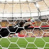 Gregor Kobel, arquero de Suiza, detiene el cuarto penalti de Colombia cobrado por el 'Cucho' Hernández, # 19 de Colombia, en la tanda de penaltis durante el partido de octavos de final de la Copa Mundial de la FIFA 2026 entre Suiza y Colombia en el BC Place de Vancouver el 7 de julio de 2026 en Canadá / Getty Images
