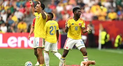 Daniel Muñoz reacciona ante una disputa de balón contra Fabian Rieder, de Suiza, durante el partido de octavos de final de la Copa Mundial de la FIFA 2026 entre Suiza y Colombia en el BC Place de Vancouver el 7 de julio de 2026 en Canadá / Getty Images 
