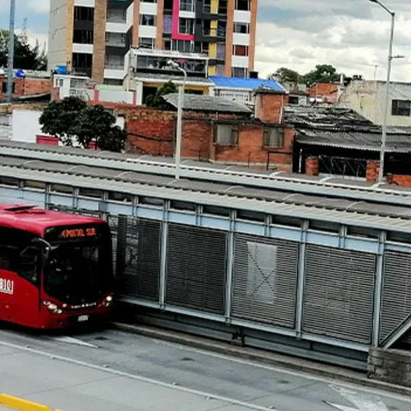 Un hombre de aproximadamente 45 años perdió la vida en la estación Venecia de Transmilenio en Bogotá. Conozca los detalles reales y lo que dijeron las auto
