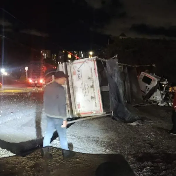 Bogotá: fuerte accidente por camión que se chocó con carro, poste y luego volcó