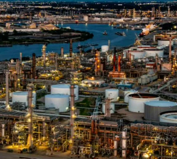 Tensiones en Oriente Medio impulsan alza del petróleo; se dispara más de 5%