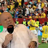 De fondo, los jugadores de la Selección Colombia, después de la eliminación ante Suiza (Getty Images); resaltado, el periodista Carlos Antonio Vélez (canal de YouTube Win Sports)