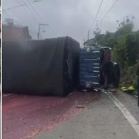 Vía Bogotá–La Calera está completamente cerrada por accidente; camión se volcó