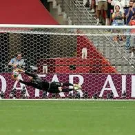 Gregor Kobel, arquero de Suiza, le ataja el penal en la tanda a Juan Camilo Herández 
