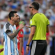 Lionel Messi, # 10 de Argentina, habla con el árbitro Joao Pinheiro durante el partido de cuartos de final de la Copa Mundial de la Fifa 2026 entre Argentina y Suiza en el Kansas City Stadium, el 11 de julio de 2026.
