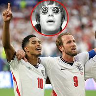 De fondo, Dan Burn, # 15; Harry Kane, # 9; y Jude Bellingham, # 10 de Inglaterra; celebran tras la victoria por 2-1 durante el partido de cuartos de final de la Copa Mundial de la Fifa 2026 entre Noruega e Inglaterra en el Miami Stadium el 11 de julio de 2026; resaltado, un fragmento del video Wonderwall
