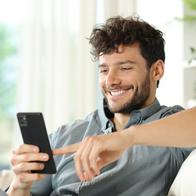 Imagen ilustrativa de un hombre chateando 