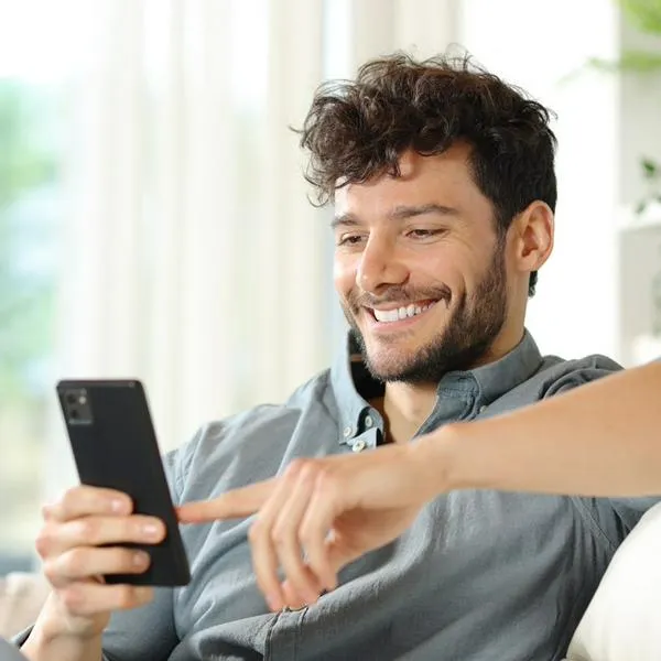 Imagen ilustrativa de un hombre chateando 