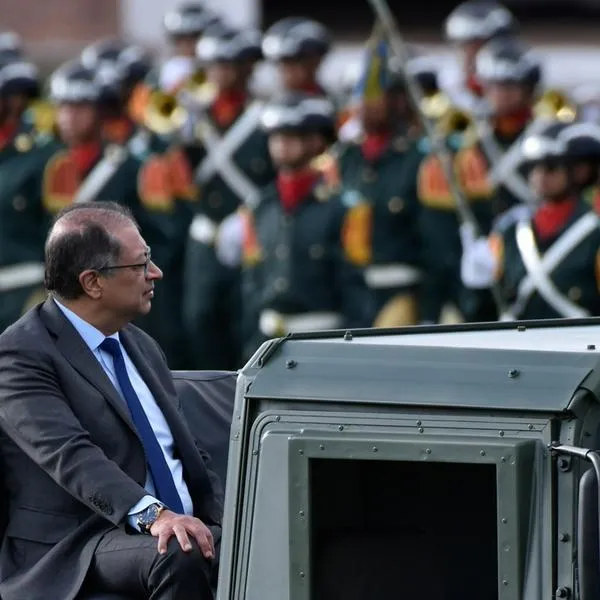 Dos caras de jefatura de Gustavo Petro sobre FF. MM. Una es De la Espriella