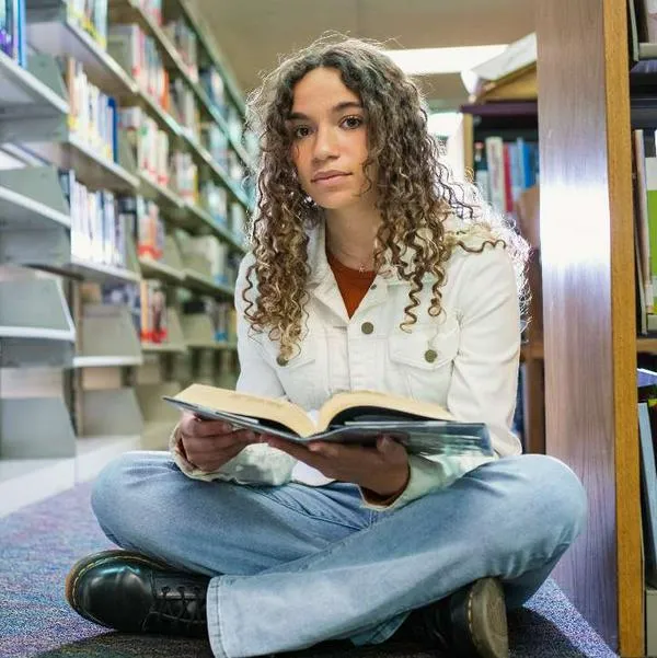 Qué son bonos de lectura para jóvenes en Colombia impulsados por Yannai Kadamani