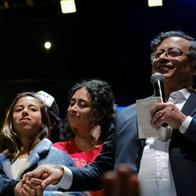 Gustavo Petro se despide de sus hijas Sofía y Antonella y despertó dudas en redes
