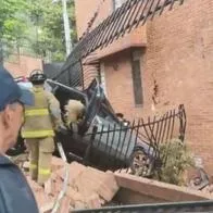 Así quedó el carro que se accidentó al chocar contra un conjunto en Usaquén, norte de Bogotá