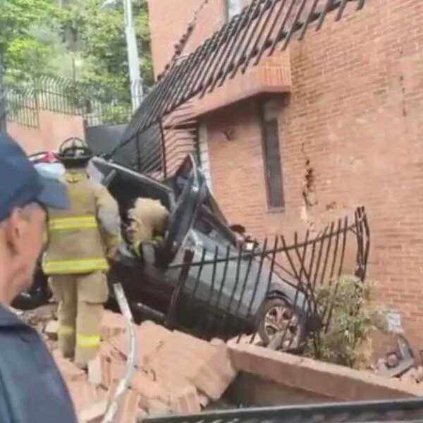 Así quedó el carro que se accidentó al chocar contra un conjunto en Usaquén, norte de Bogotá