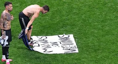Jugadores argentinos celebran su victoria ante Inglaterra evocando a las islas Malvinas
