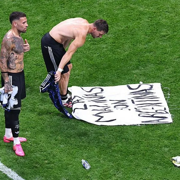 Jugadores argentinos celebran su victoria ante Inglaterra evocando a las islas Malvinas