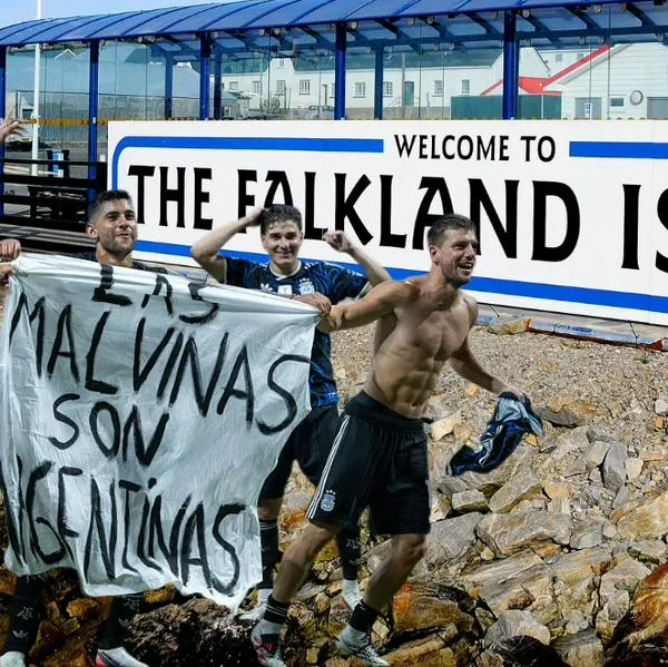 De fondo, Islas Malvinas o Falkland; resaltados los jugadores argentinos celebrando su paso a la final