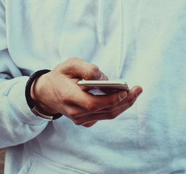 Usuarios de telefonía e internet pagarán menos por reconexión: estos son los nuevos topes