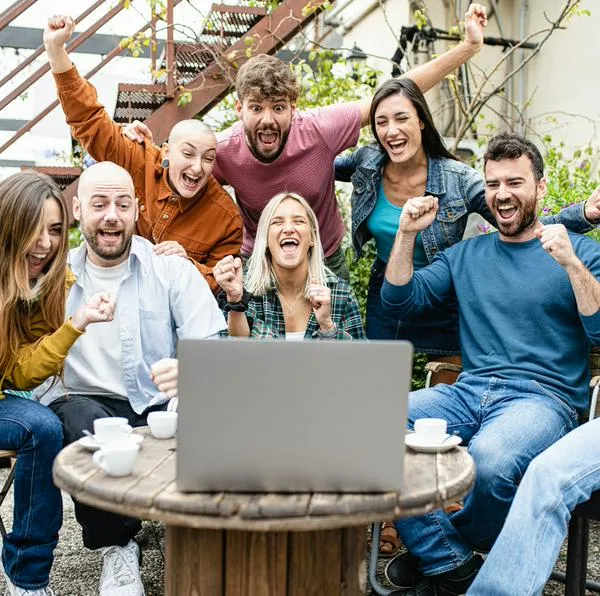 Hinchas viendo partidos en el computador
