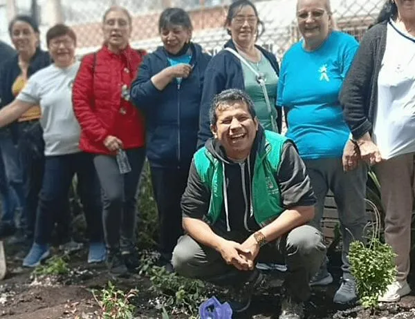 Personas mayores de San José de la Granja tejen un refugio para polinizadores de Engativá 