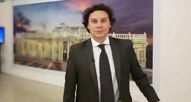 Hassan Nassar es nuevo presentador de RED + Noticias, tras salida de Avendaño