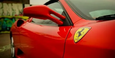 Clientes de Ferrari en Colombia denuncian incertidumbre por millonarios pagos