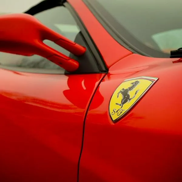 Clientes de Ferrari en Colombia denuncian incertidumbre por millonarios pagos