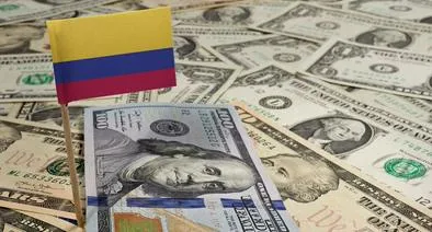 El dólar en Colombia registra mínimos históricos. Analizamos causas de esta caída, cuánto durará y el impacto dividido entre consumidores y exportadores.