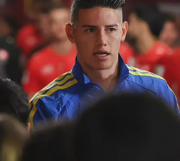 James Rodríguez reapareció con inesperado cambio de look, junto a una estrella mundial