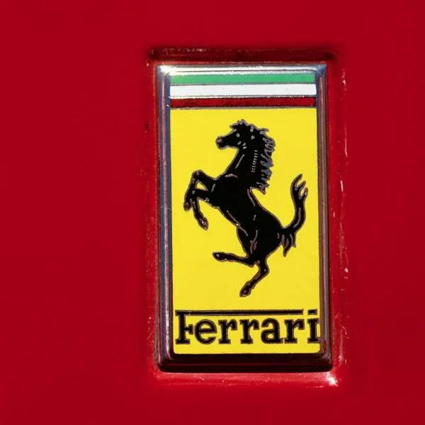 Clientes de Ferrari en Colombia denuncian incumplimiento en la entrega de vehículos tras el cierre de la vitrina en Bogotá. Nueva administración responde.