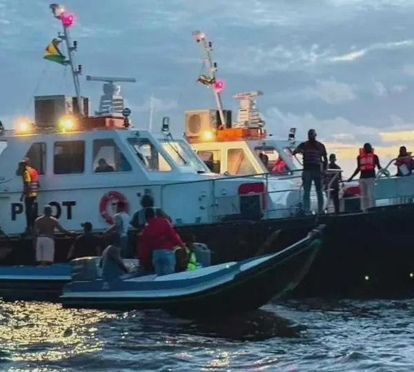 Embarcación se volcó con aproximadamente 133 personas en Guyana: 67 han sido rescatadas
