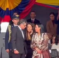 
Detalles sobre la interacción entre el presidente Gustavo Petro y la ministra de Defensa (e), Angélica Verbel, durante los actos protocolarios. 
