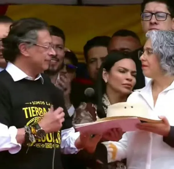 El presidente Gustavo Petro entreg sombrero del excomandante del M-19 Carlos Pizarro a su hija, María José Pizarro, durante actos oficiales del 20 de julio
