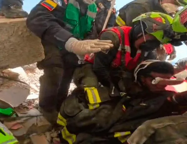 Conozca la historia de cómo los Bomberos de Bogotá recataron a un niño de 11 años atrapado en los escombros en Venezuela 