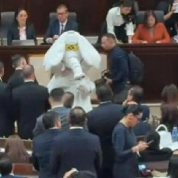 El nuevo senador Luis Carlos Rúa, conocido como el "Elefante Blanco", llegó disfrazado al Capitolio en la instalación del Congreso 2026-2030. 