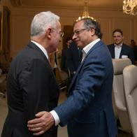 Conozca la historia detrás de los mensajes cruzados entre Álvaro Uribe y Gustavo Petro que facilitaron la elección de Honorio Henríquez en el Senado. 