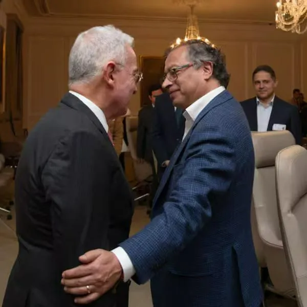 Conozca la historia detrás de los mensajes cruzados entre Álvaro Uribe y Gustavo Petro que facilitaron la elección de Honorio Henríquez en el Senado. 