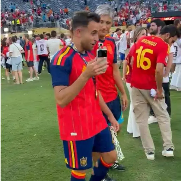 Qué celular HONOR Robot usó Eric García en la final del Mundial 2026 con España