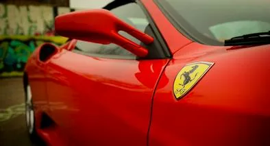 Ferrari en Colombia sufre denuncia ante Fiscalía por incumplir entrega de carros