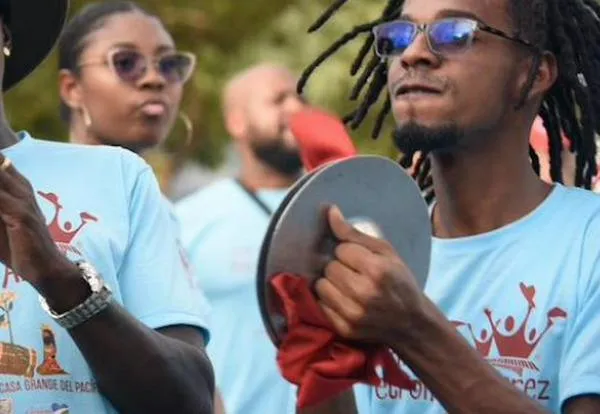 El 'Desfile de Colonias' llena a Cali de marimbas y color dando apertura al Petronio Álvarez 2026