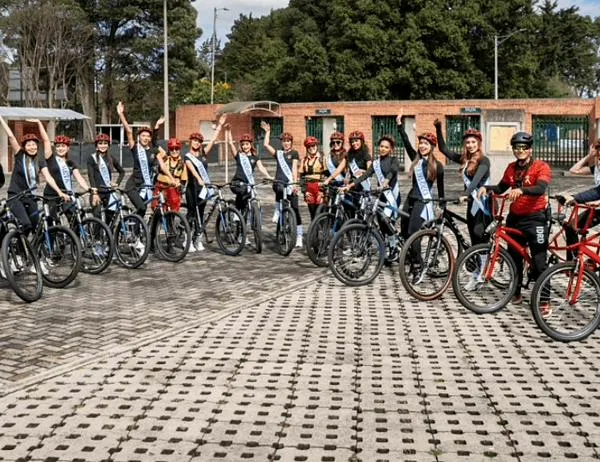 Aspirantes a Miss Mundo pedalearon en Bogotá por el bienestar de las mujeres junto al IDRD 