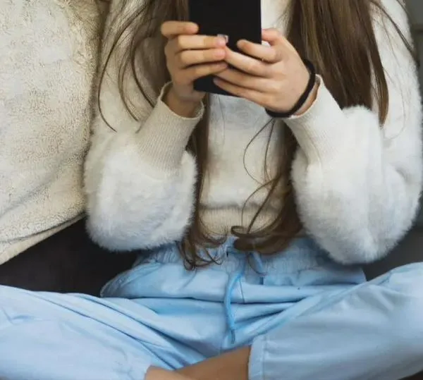 Gobierno firma decreto con medidas para proteger a niños y adolescentes en entornos digitales