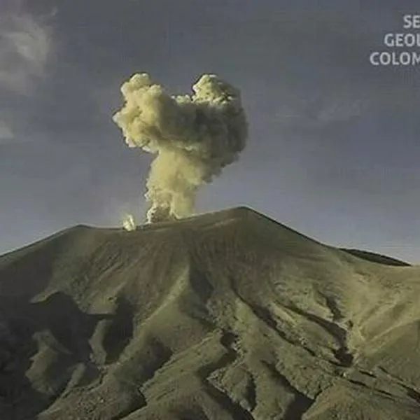 Volcán en Colombia amaneció emitiendo ceniza y SGC explicó qué pasa
