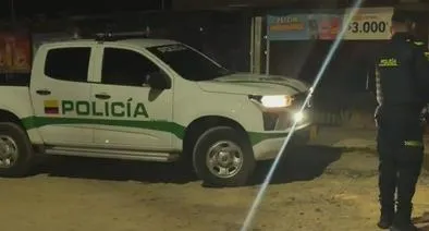 Patrulla de la Policía cerca de una vía donde hallaron a un hombre entre sábanas en Aranjuez, Medellín